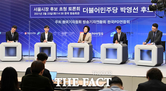 박영선 더불어민주당 서울시장 후보(가운데)가 23일 서울 목동 방송회관에서 한국기자협회·방송기자연합회·한국PD연합회 주최로 열린 서울시장 후보 초청 토론회에 참석해 발언을 하고 있다. /국회사진취재단