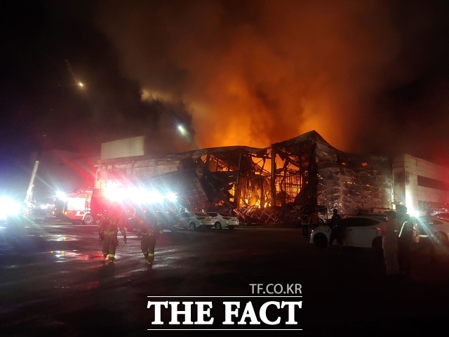 23일 오후 8시13분께 충남 천안시 해태제과 2공장에서 불이 닜지민 인명피해는 없었다. / 김경동 기자