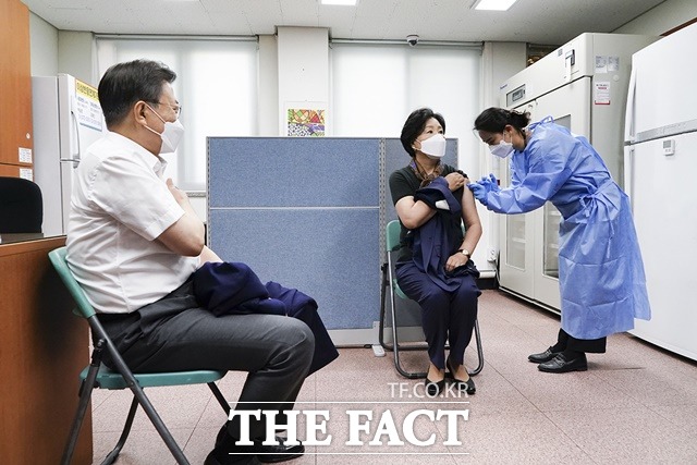 23일 오전 종로구 보건소에서 문재인 대통령이 아스트라제네카 백신 접종을 받은 후 김정숙 여사가 AZ 백신을 접종 받고 있는 모습. /청와대 제공
