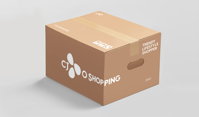 CJ오쇼핑은 23일 홈쇼핑 업계 최초로 착한 손잡이 배송 박스를 도입했다고 밝혔다. /CJ오쇼핑 제공