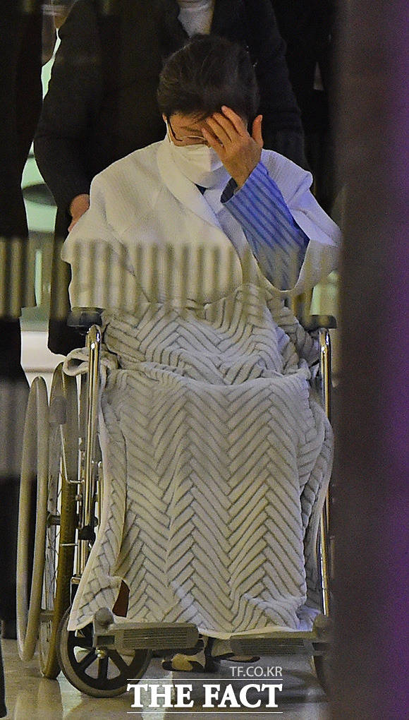 지난 2월 코로나19 확진자와 밀접 접촉해 병원에 격리됐던 박근혜 전 대통령. /이선화 기자