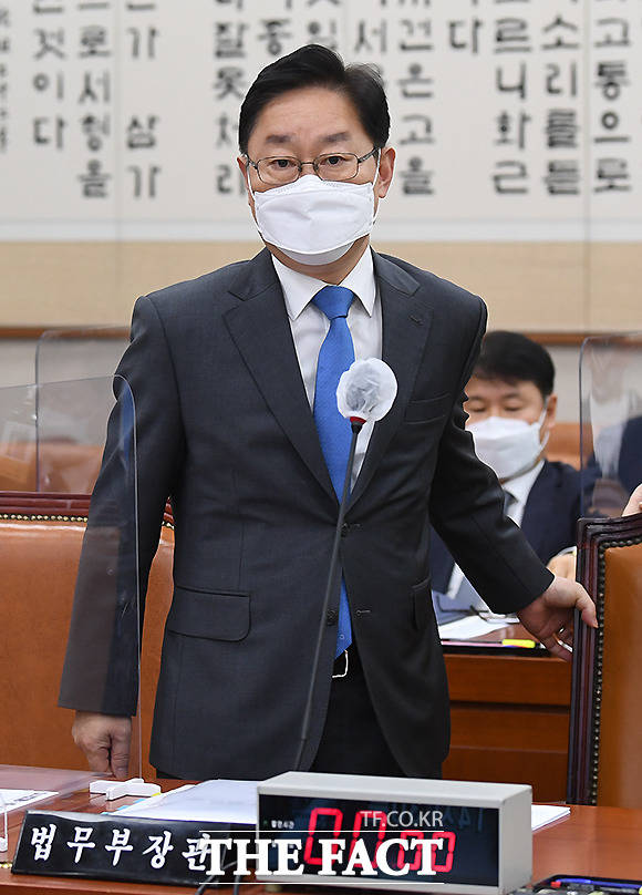 박범계 법무부 장관이 23일 서울 여의도 국회에서 열린 법제사법위원회 전체회의에 출석하고 있다.