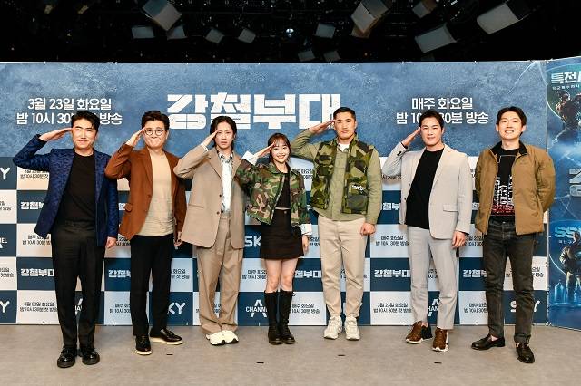 채널A와 SKY가 공동제작하는 새 예능 프로그램 강철부대가 23일 첫 방송을 앞두고 제작발표회를 열었다. (왼쪽부터)장동민, 김성주, 김희철, 츄, 김동현, 최영재, 이원웅 PD가 이날 제작발표회에 앞서 경례 포즈를 취하고 있다. /채널A 제공