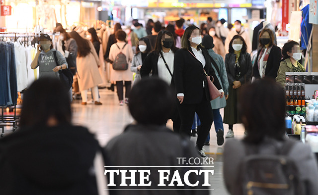 우리나라 국민 3명 중 2명만 신종 코로나바이러스 감염증(코로나19) 백신을 맞을 생각이 있다는 조사결과가 나왔다. 19일 오후 서울 강남구 강남역 지하상가가 사람들로 북적이고 있다. /이동률 기자