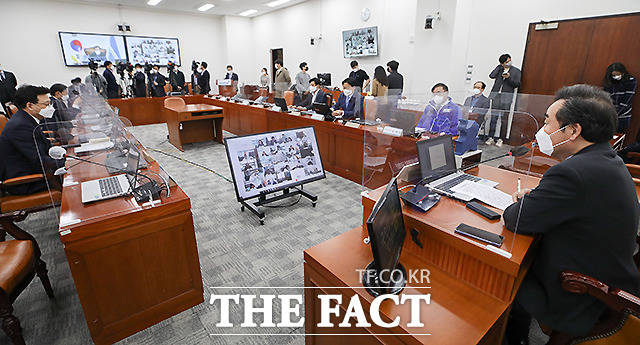 화상으로 열린 의원총회.