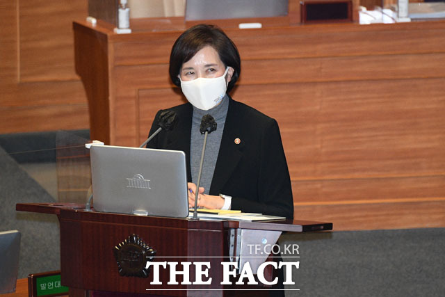 유은혜 부총리 겸 교육부 장관은 부산대가 조국 전 법무부 장관 딸의 의학전문대학원 입시 의혹을 조사하고 조치를 취해야 한다고 24일 밝혔다./남윤호 기자