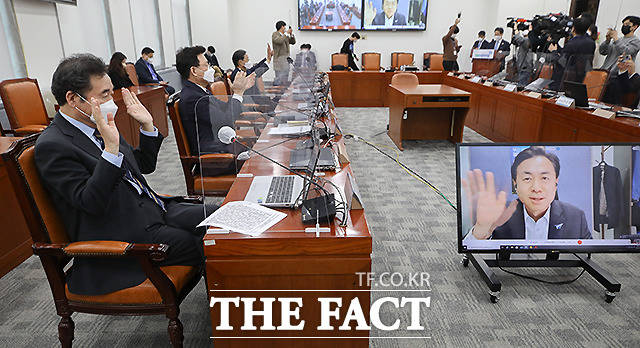 김영춘 부산시장 후보와 화상으로 인사 나누는 이낙연 위원장(왼쪽).