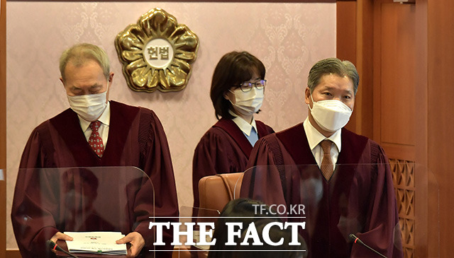 이석태(왼쪽부터), 이미선, 이영진 재판관이 24일 서울 종로구 헌법재판소 소심판정에서 열린 임성근 전 부장판사의 탄핵 심판 변론준비기일에 참석하고 있다. /사진공동취재단