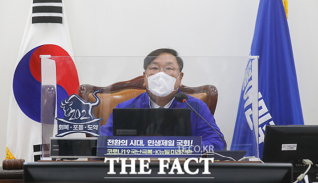 모두 발언하는 김태년 당대표 직무대행.