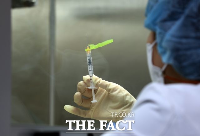 서울시가 기저질환자나 고령자에게 백신 접종을 미루지 말라고 당부했다. /이동률 기자