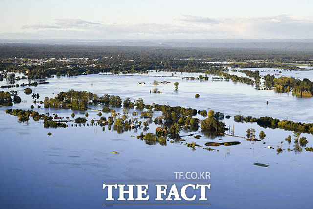 24일(현지시간) 호주 뉴사우스웨일스(NSW)주 시드니 북서쪽에 유입된 홍수로 건물들이 부분적으로 침수돼 있다. /시드니=AP.뉴시스