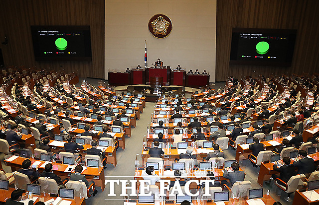 법무부는 지속적·반복적 스토킹 행위를 징역형으로 형사처벌하고 피해자를 보호하는 내용을 담은 스토킹 범죄의 처벌 등에 관한 법률 제정안이 24일 국회 본회의를 통과했다고 밝혔다. /이새롬 기자