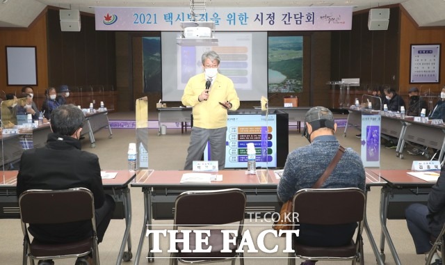 이날 간담회는 코로나19로 큰 어려움을 겪고 있는 택시업계 종사자들을 격려하고 택시 운영상의 애로사항을 청취하기 위해 마련됐다. / 정읍시 제공