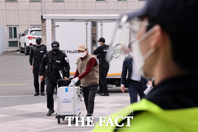 삼엄한 경비속에 코로나19 화이자 백신 4,000여명 분이 24일 오후 포항 예방접종센터에 도착하고 있다./포항시 제공