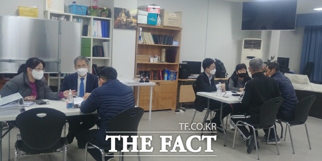광주정착 고려인 동포들이 임금 체불로 큰 고통을 겪는 것으로 드러났다. 사진은 법률지원단과 임금체불 상담을 하고있는 고려인 동포들./나눔방송 제공