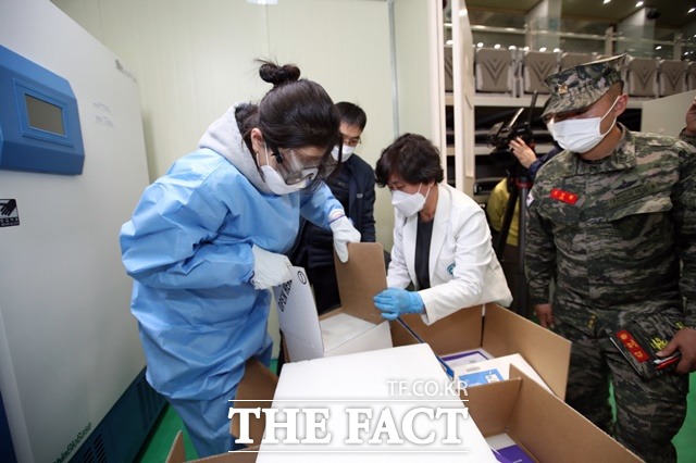 포항시 예방접종센터 관계자들이 24일 도착한 화이자 백신을 검수하고 있다./포항시 제공