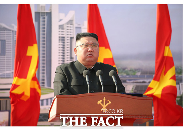 김정은 북한 국무위원장이 23일 사동구역 송신·송화지구에서 열린 평양시 1만 세대 살림집 건설착공식에 참석해 연설을 했다고 24일 노동신문이 보도했다. /뉴시스