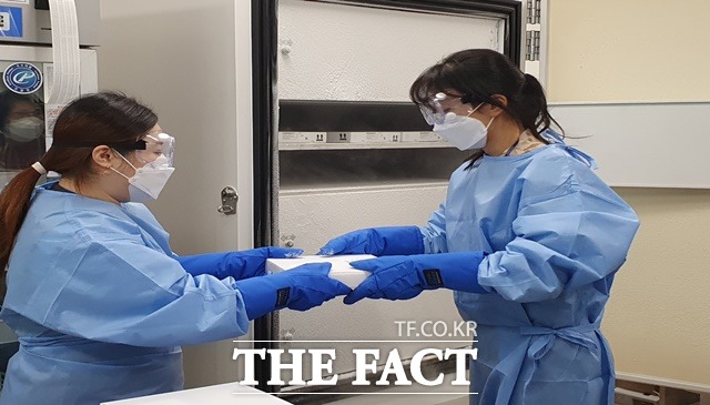 충남 천안시의 만 75세 고령자와 노인시설 입소자 및 종사자 3만2500여 명이 접종할 화이자 백신이 중부권예방접종센터에 도착했다./ 천안시 제공