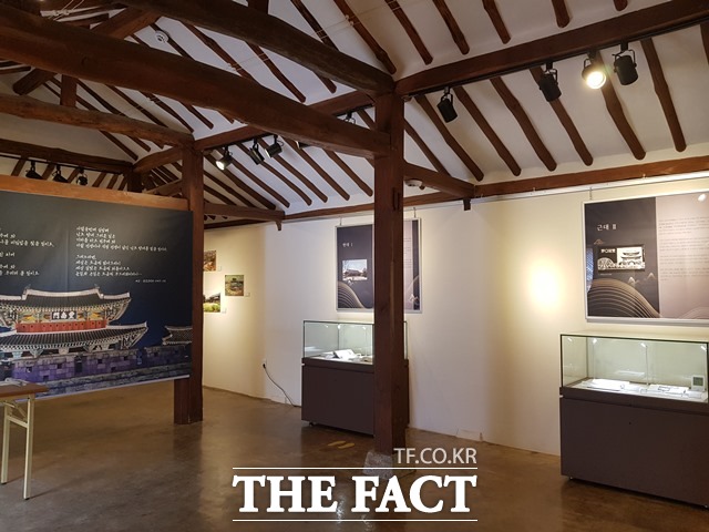 전주한옥마을역사관은 오는 5월 30일까지 ‘전주한옥마을 관광의 역사’를 주제로 한 기획전시를 진행한다고 24일 밝혔다. /전주시 제공