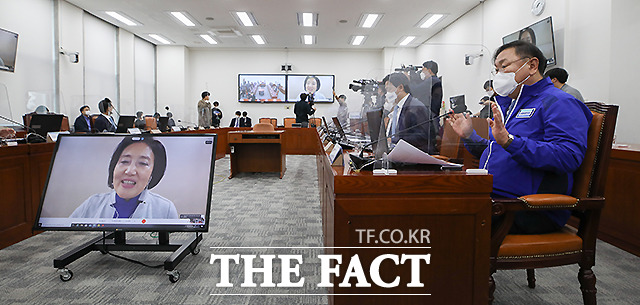 김태년 더불어민주당 대표 직무대행이 24일 오후 서울 여의도 국회에서 열린 화상 의원총회에서 박영선 서울시장 후보에게 손인사를 하고 있다. /국회=이새롬 기자