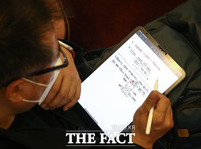 임성근 전 부산고법 부장판사의 탄핵 심판 변론 준비기일인 24일 오후 서울 종로구 헌법재판소 소심판정에서 한 방청객이 메모를 하고 있다. /사진공동취재단