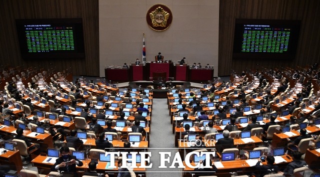 4차 재난지원금 지급을 위한 15조 원 규모의 추가경정예산(추경)안이 25일 국회 본회의 문턱을 넘었다. /남윤호 기자