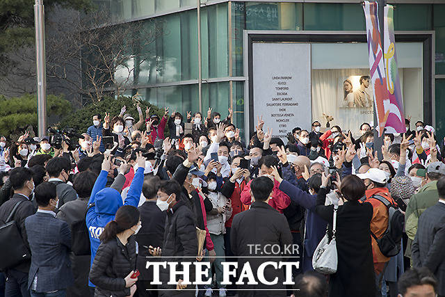 25일 서울시장 선거운동이 시작한 첫날 오세훈 국민의힘 서울시장 후보가 노원구 노원역 사거리에서 거리유세를 마치고 지지자들에 둘러 싸여 있다. /국회사진취재단