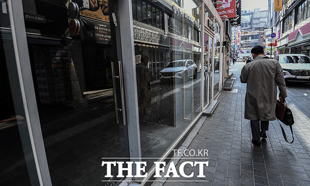 정부가 29일부터 적용되는 사회적 거리두기 및 방역조치 조정안을 오늘 발표한다. 여전히 2단계를 넘어 2.5단계급 확진자 추세가 이어지고 있어 현재 조치 유지에 무게가 실리는 분위기다. 25일 오전 서울 중구 명동 거리의 폐점한 상점 앞으로 시민들이 지나가고 있다. /이동률 기자