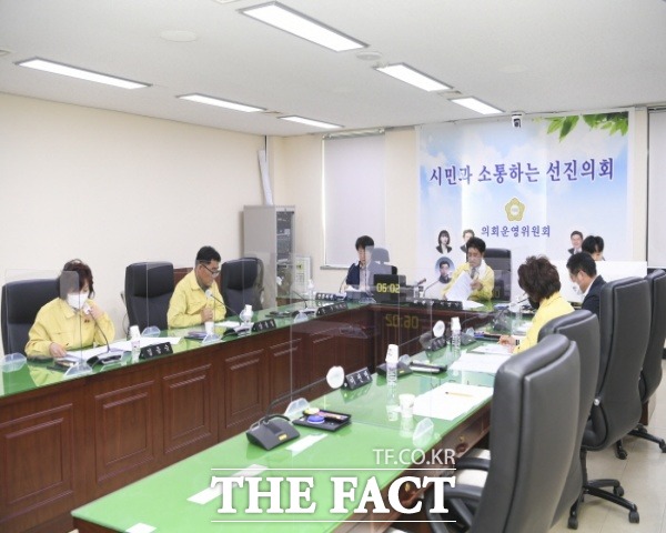 김천시의회가 입법 활동 및 정책개발 활성화를 위한 의원연구단체를 구성하고 본격적인 활동에 들어갔다. 시의회 운영위원들이 회의를 하고 있다/김천=김서업 기자