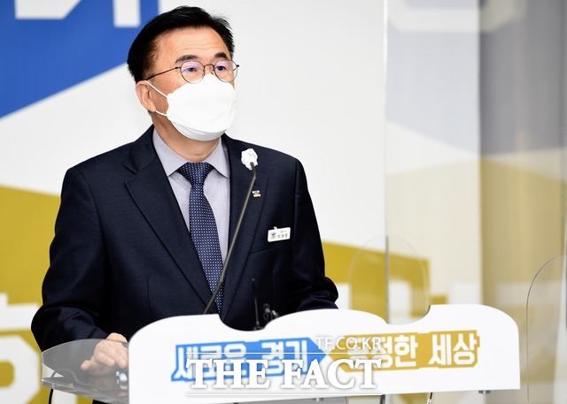 경기도 박태환 교통국장이 25일 경기도청 북부청사에서 기자회견을 갖고 광역버스의 안정적 운영을 위한 대책을 발표하고 있다. /경기도 북부청사 제공