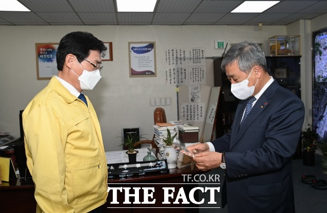 전북 남원시가 희망2021 나눔캠페인과 관련해 전북사회복지공동모금회로부터 우수시군 감사패를 전달받았다. /남원시 제공