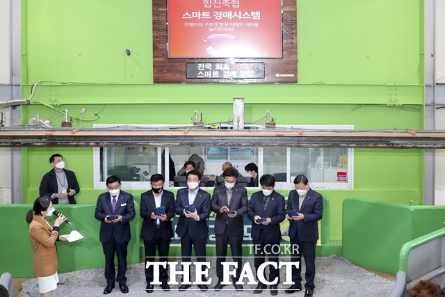 핮천군이 전국 어디서나 합천 한우를 살 수 있는 스마트 한우 경매시스템 도입 행사를 갖고 있다. /합천군 제공