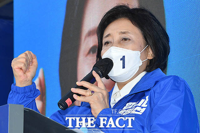 박영선 후보는 공식 선거운동 첫날인 이날 자신의 정치 고향인 구로에서 유세 출정식을 가졌다.