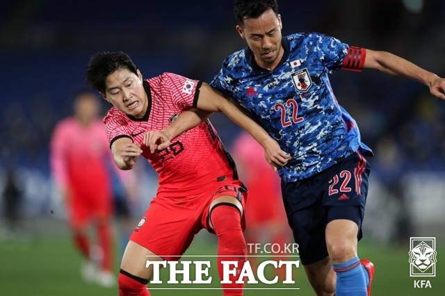 한국의 이강인(왼쪽)이 25일 일본 요코하마 닛산 스타디움에서 열린 일본과 국가대표 친선경기에서 일본 수비수 요시다와 볼을 다투고 있다./KFA 제공