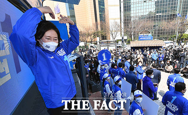 시민들을 향해 손하트 그리는 박 후보.