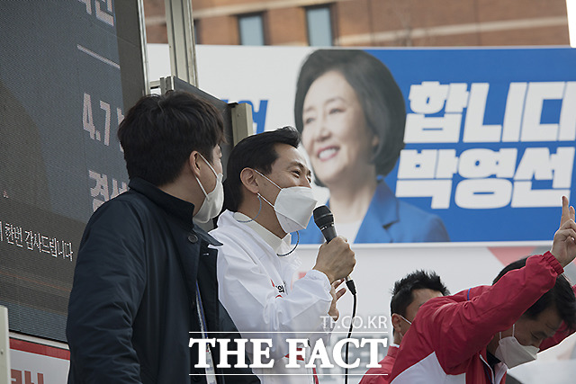 지지 호소하는 오세훈 후보 너머로 박영선 더불어민주당 후보의 현수막이 보이고 있다.