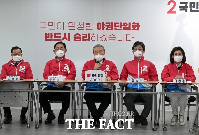 김종인 비대위원장은 25일 4·7 재보궐선거에 대해 절대로 자만해선 안 된다며 언행에 굉장히 조심할 필요가 있다고 했다. /이새롬 기자