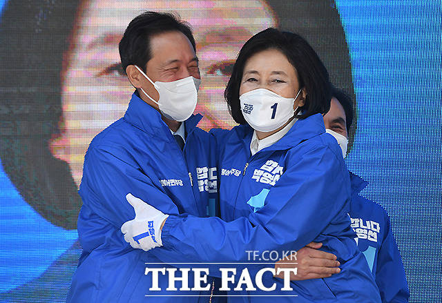 박 후보와 서울시장 후보 경선을 치렀던 우상호 공동선대위원장(왼쪽)이 지원 유세를 하고 있다.