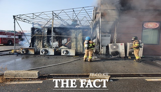 25일 오후 4시께 충남 천안시 동남구 신방동의 한 식당 창고에서 불이 나 50여분 만에 진화됐다./ 천안동남소방서 제공