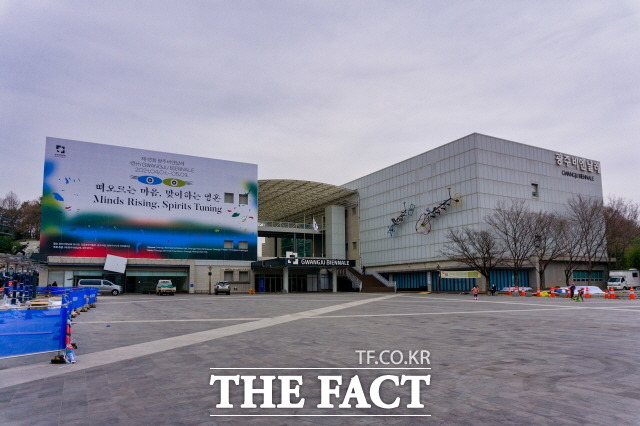 개막 7일을 남긴 광주비엔날레 전시관 외벽에 댇형 현수막이 내걸렸다. /광주비엔날레 제공