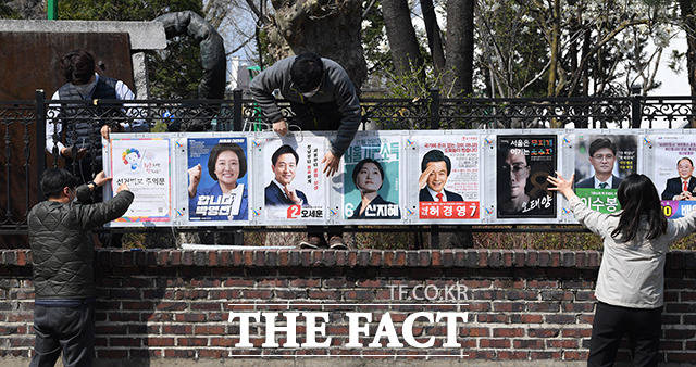 4.7 재보궐선거 공식 선거운동이 시작된 25일 오후 서울 종로구 이화동 일대에서 종로구 선거관리위원회 직원들이 서울시장 보궐선거 벽보를 부착하고 있다. /이동률 기자