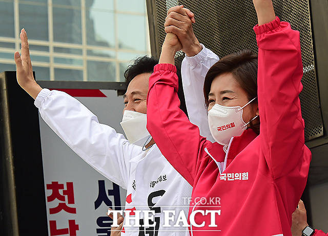 당내 서울시장 경선 후보로 경쟁했던 나경원 전 의원(오른쪽)과 함께 손 들어보이는 오 후보.