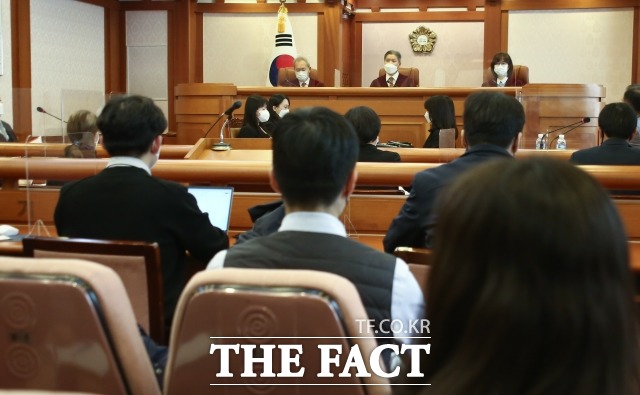 6.25전몰군경자녀 수당을 최연장자 1명에게만 주도록 한 법률조항은 헌법에 어긋난다는 헌법재판소의 판단이 나왔다./사진공동취재단