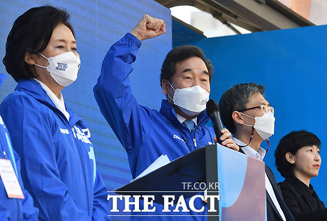 이낙연 더불어민주당 상임선대위원장(가운데)이 4.7재보궐선거 공식 선거운동 첫날인 25일 서울 구로구 구로디지털단지 지플러스타워 앞에서 열린 박영선 더불어민주당 서울시장 후보 유세 출정식에서 연설을 하고 있다. /국회사진취재단