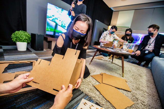 현지 미디어와 거래선들이 삼성전자 TV 신제품 행사장에서 에코 패키지를 체험하고 있다. /삼성전자 제공