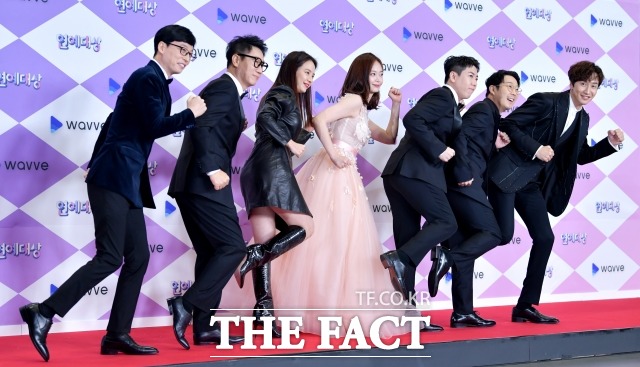 유재석(왼쪽부터), 지석진, 송지효, 전소민, 양세찬, 하하, 이광수 등 SBS 런닝맨 출연진들이 지난 2019년 12월 서울 마포구 SBS 프리즘타워에서 열린 2019 SBS 연예대상에서 포즈를 취하고 있다. /더팩트 DB