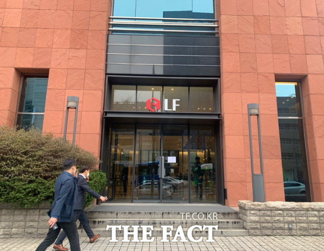 LF가 업계 최초로 친환경 포장 시스템인 카톤랩을 도입한다. 사진은 LF 본사 모습. /한예주 기자