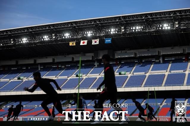 80번째 한일전을 앞둔 일본 요코하마 닛산 스타디움에 양국 국기가 나란히 걸려있다./KFA 제공