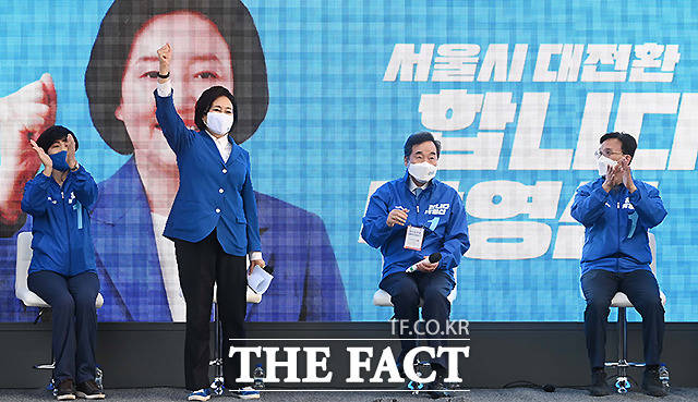 시민들 향해 인사하는 박영선 후보.