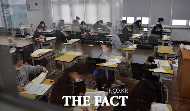 2021학년도 고3 전국연합학력평가가 시행된 25일 오전 서울 마포구 서울여자고등학교에서 수험생들이 1교시 국어영역 시험을 치르고 있다. /남용희 기자